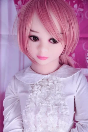 Sex Doll Drobna sylwetka z subtelnym biustem w miseczce A zachwyca lekkością i dziewczęcym urokiem, oferując dyskretną bliskość oraz pełen komfort.