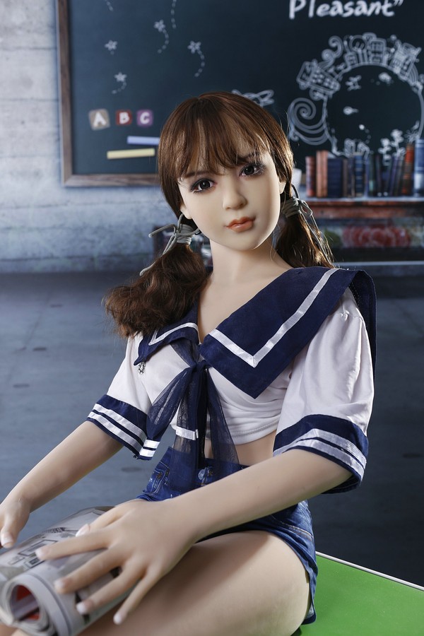 Miękka towarzyszka TPE o wzroście 145 cm od Qita Doll z linią biustu w miseczce C o miękkim i naturalnym odbiorze sylwetki - obrazek 3