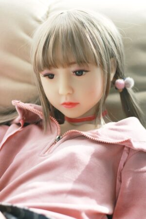 Elegancka sylwetka 128 cm od Mese Doll wykonana z TPE oraz z linią biustu w miseczce A o proporcjach stworzonych do domowego wnętrza