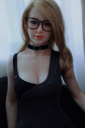 Kobieca równowaga biustu talii i bioder w lalce 168 cm od Mese Doll z linią biustu w miseczce F o pełniejszej linii i spokojnym rytmie