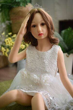 Kobieca równowaga biustu talii i bioder w lalce 125 cm od Wonanii Doll z biustem w miseczce D o wyraźnej lecz spokojnej obecności
