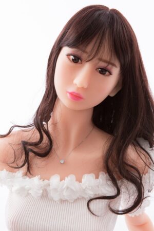 Prywatny wieczór z lalka miłości 148 cm od Wonanii Doll wykonaną z TPE z linią biustu w miseczce D o wyraźnej lecz spokojnej obecności