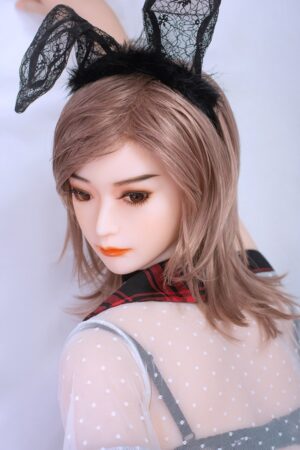Kobieca równowaga biustu talii i bioder w lalce 168 cm od Wonanii Doll z linią biustu w miseczce E w harmonijnym kobiecym stylu