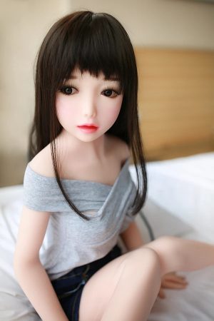 Miękki kontakt z TPE w modelu 100 cm od Aimi Doll z biustem w miseczce E o pełniejszej linii i spokojnym rytmie