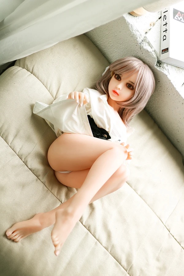 Domowa bliskość z modelem TPE 125 cm od Aimi Doll z linią biustu w miseczce D dla dyskretnej bliskości w domu - obrazek 2
