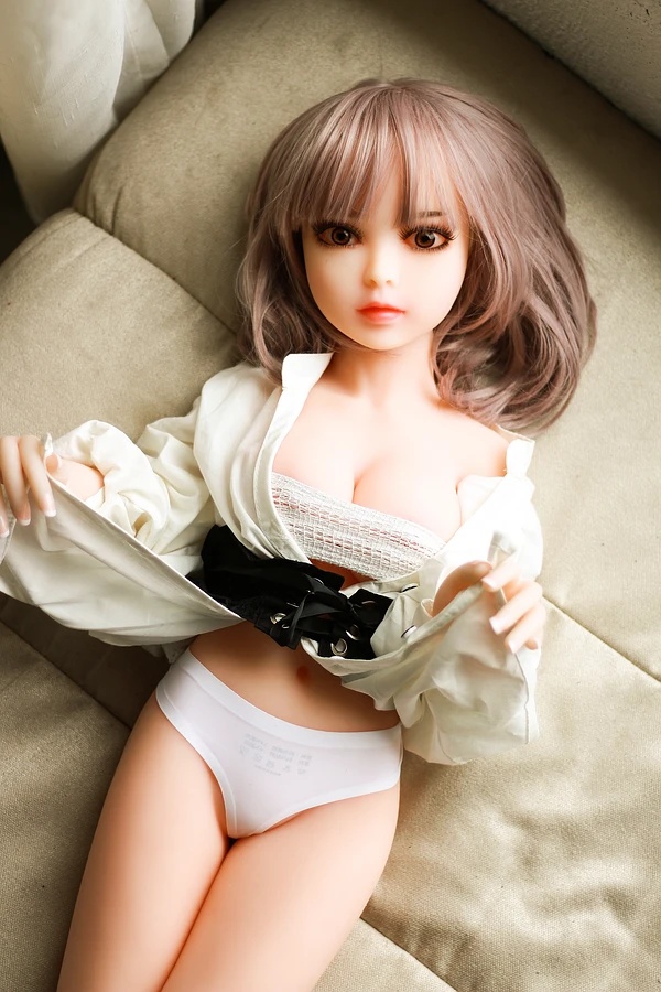 Domowa bliskość z modelem TPE 125 cm od Aimi Doll z linią biustu w miseczce D dla dyskretnej bliskości w domu - obrazek 3