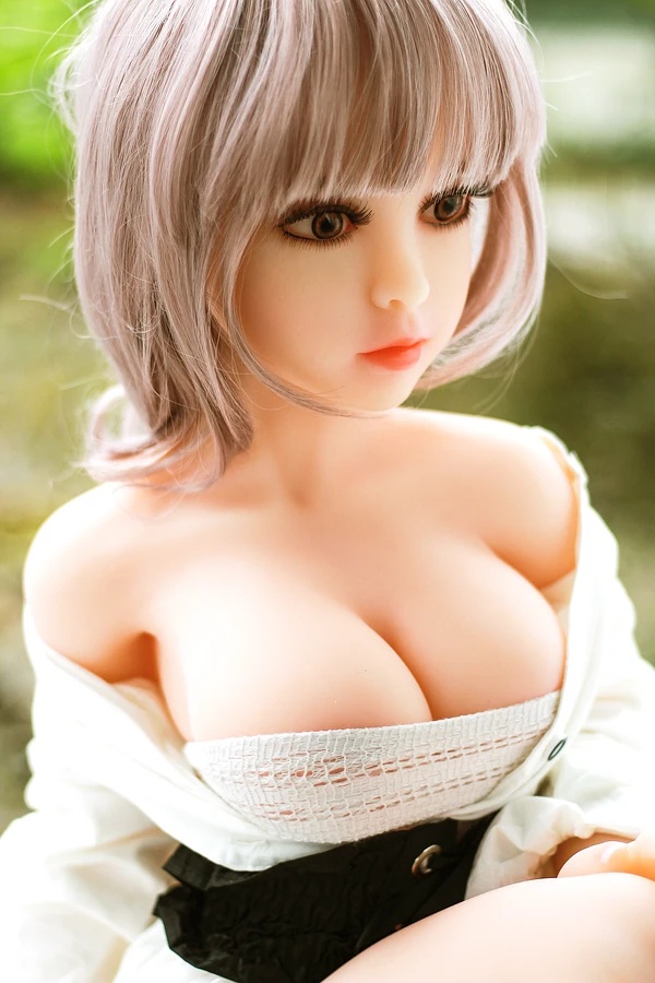 Domowa bliskość z modelem TPE 125 cm od Aimi Doll z linią biustu w miseczce D dla dyskretnej bliskości w domu