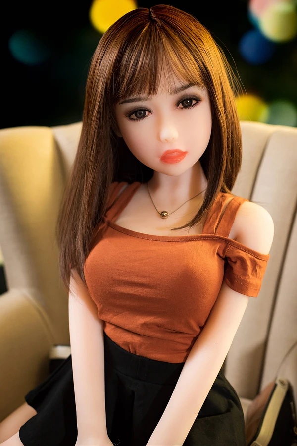 Kobieca równowaga biustu talii i bioder w lalce 125 cm od Aimi Doll z miseczką C dla bliskości prowadzonej bez pośpiechu