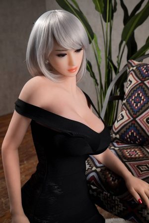 Realistyczna lalka 158 cm marki Aimi Doll wykonana z TPE i z biustem w miseczce I o pełniejszej linii i spokojnym rytmie