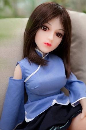 Harmonijna linia 37 26 42 cm w modelu 68 cm od Aimi Doll z miseczką C o proporcjach stworzonych do domowego wnętrza