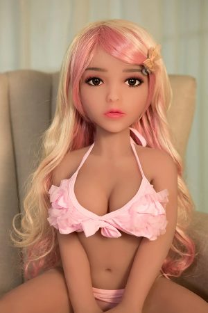Miękka towarzyszka TPE o wzroście 125 cm od Aimi Doll z biustem w miseczce C oraz subtelnym charakterem osobistego wieczoru