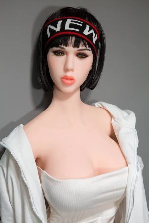 Wyraźne biodra i lekka talia w modelu 158 cm od Aimi Doll z biustem w miseczce I dla wieczoru pełnego subtelnego napięcia