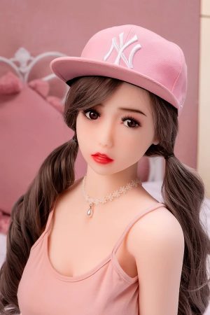 Sylwetka 100 cm wykonana z TPE od Aimi Doll z miseczką C o proporcjach stworzonych do domowego wnętrza