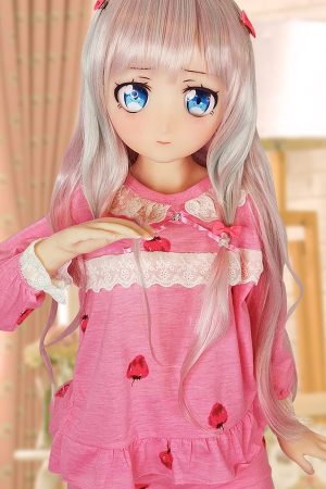 Wyraźne biodra i lekka talia w modelu 135 cm od Inherit anime Doll z biustem w miseczce A o wyraźnej lecz spokojnej obecności