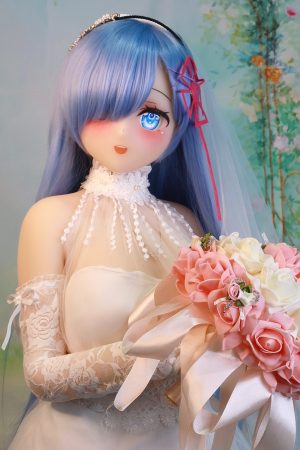 Wyraźne biodra i lekka talia w modelu 145 cm od Inherit Doll z miseczką D w cichej atmosferze prywatnej nocy
