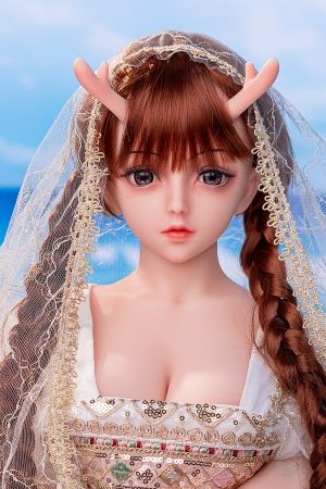 Elegancka sylwetka 80 cm od TC Doll wykonana z silikonowej głowy i korpusu TPE oraz z linią biustu w miseczce D o wyraźnej lecz spokojnej obecności
