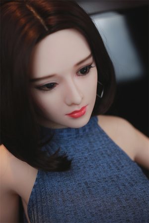 Miękki kontakt z TPE w modelu 170 cm od JY Doll z linią biustu w miseczce M o proporcjach stworzonych do domowego wnętrza