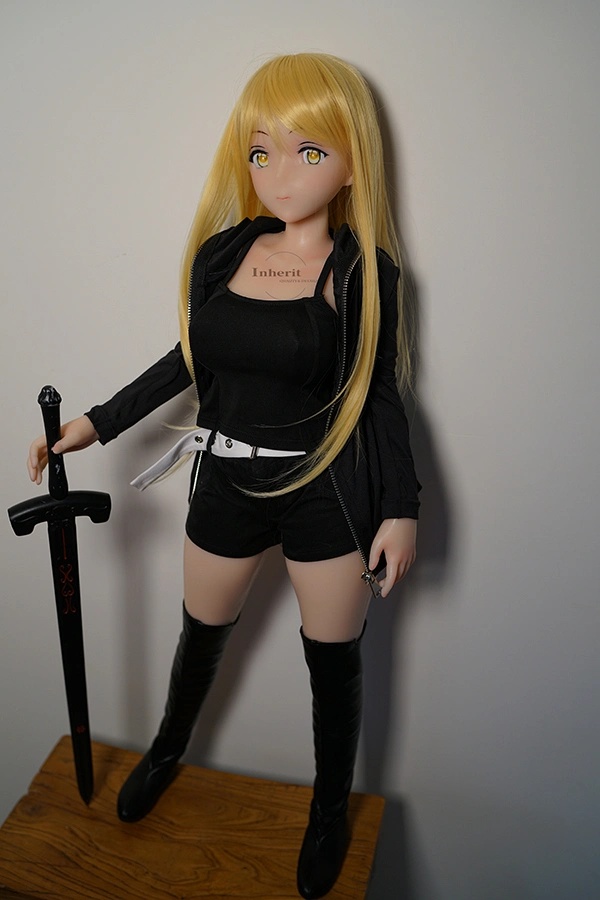 Wyraźne biodra i lekka talia w modelu 80 cm od Inherit Doll z linią biustu w miseczce G o proporcjach stworzonych do domowego wnętrza - obrazek 4