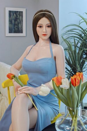Prywatny wieczór z lalka miłości 145 cm od Aiyindao Doll wykonaną z silikonu z linią biustu w miseczce C o miękkim i naturalnym odbiorze sylwetki