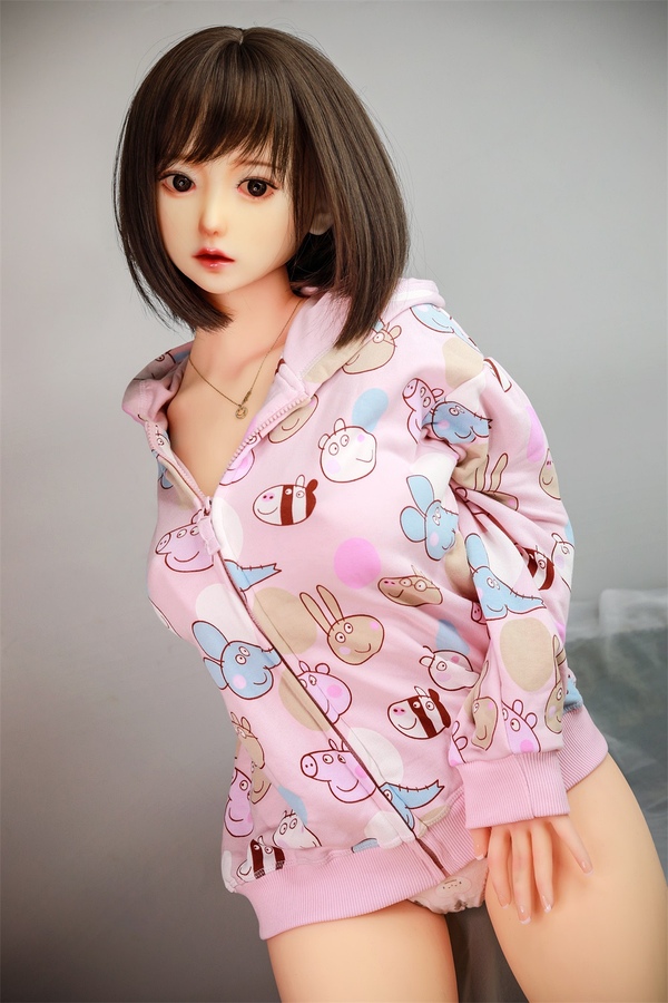 Cos Doll przedstawia lalka miłości o wzroście 145 cm wykonaną z TPE z linią biustu w miseczce D o wyraźnej lecz spokojnej obecności - obrazek 3