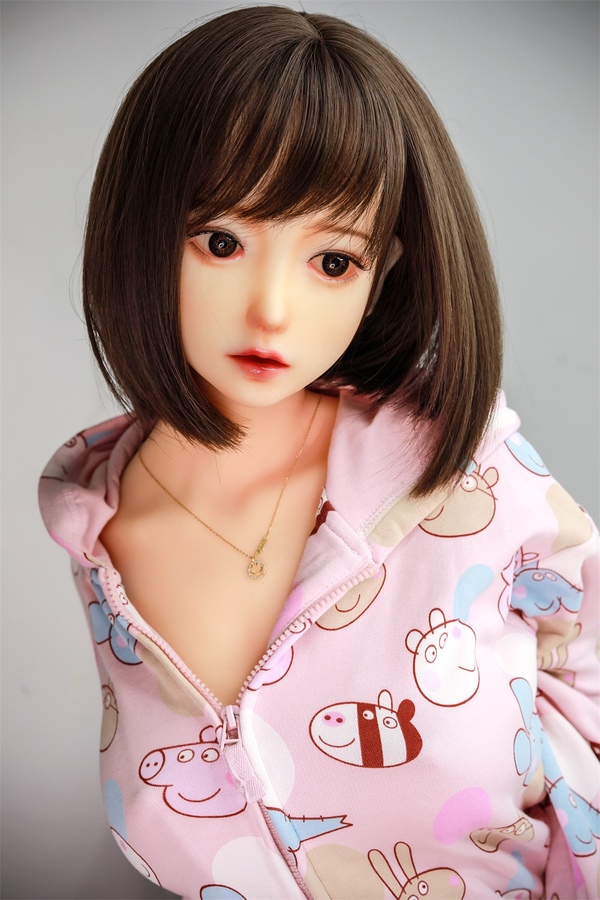 Cos Doll przedstawia lalka miłości o wzroście 145 cm wykonaną z TPE z linią biustu w miseczce D o wyraźnej lecz spokojnej obecności - obrazek 4