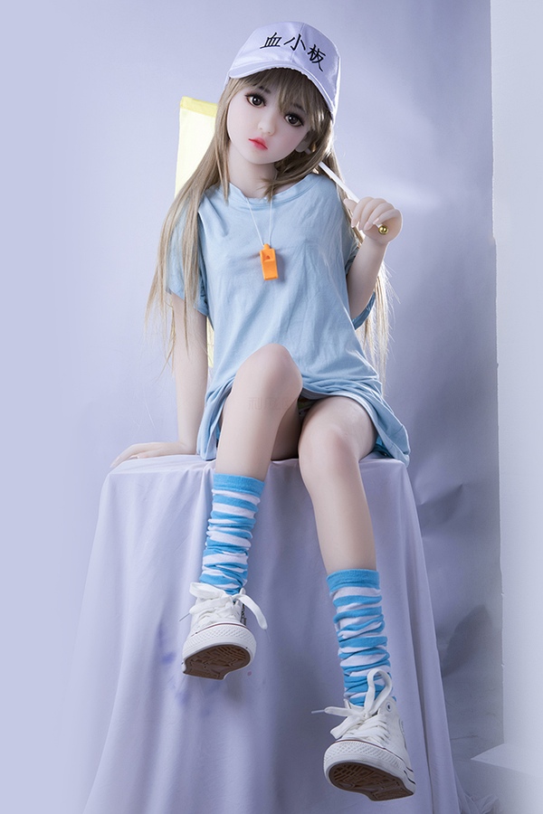 Wyraźne biodra i lekka talia w modelu 125 cm od Cos Doll z biustem w miseczce A o pełniejszej linii i spokojnym rytmie - obrazek 4