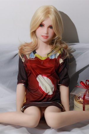 Wyraźne biodra i lekka talia w modelu S 125 cm od Cos Doll z linią biustu w miseczce B o miękkim i naturalnym odbiorze sylwetki