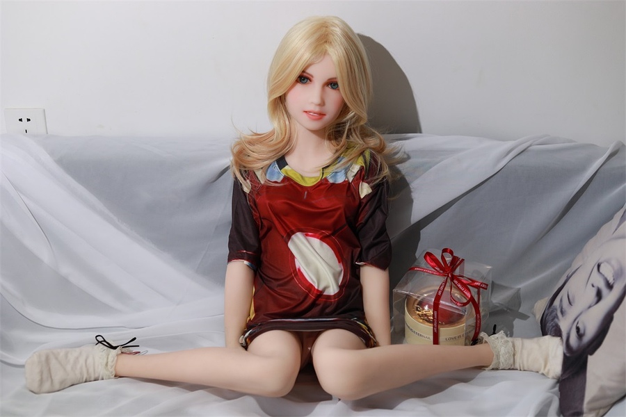 Wyraźne biodra i lekka talia w modelu S 125 cm od Cos Doll z linią biustu w miseczce B o miękkim i naturalnym odbiorze sylwetki