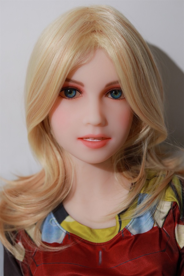 Wyraźne biodra i lekka talia w modelu S 125 cm od Cos Doll z linią biustu w miseczce B o miękkim i naturalnym odbiorze sylwetki - obrazek 2