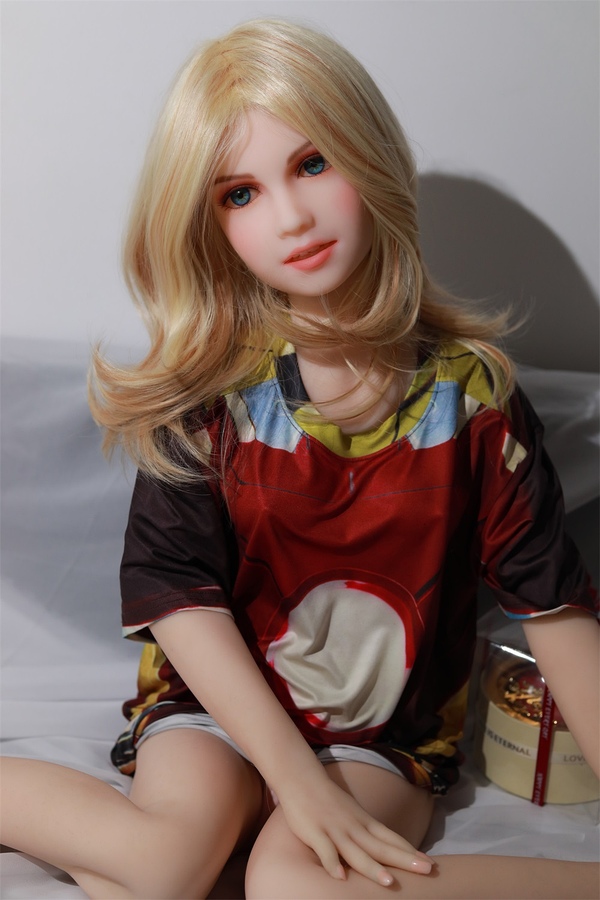 Wyraźne biodra i lekka talia w modelu S 125 cm od Cos Doll z linią biustu w miseczce B o miękkim i naturalnym odbiorze sylwetki - obrazek 3
